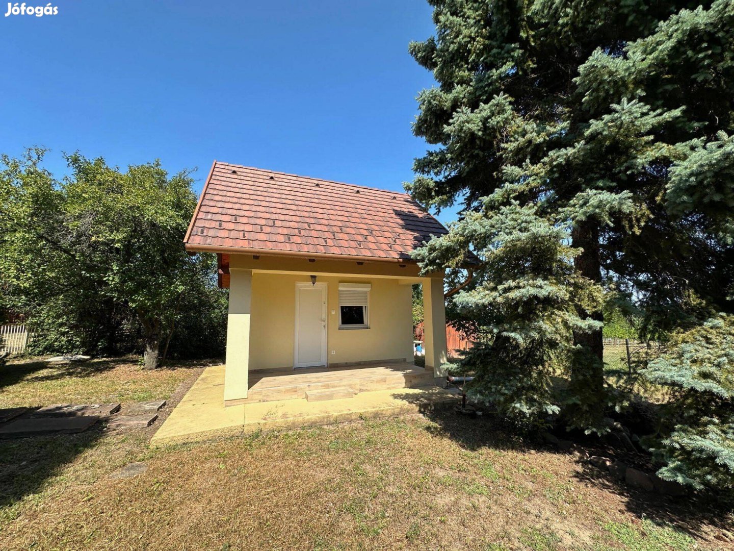 Balatonalmádi külterületén, Balatoni panorámás nyaraló