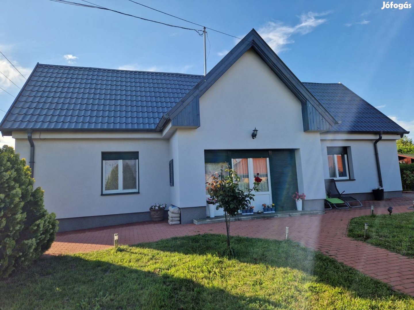 Balatonalmádiban eladó egy felújított családi ház