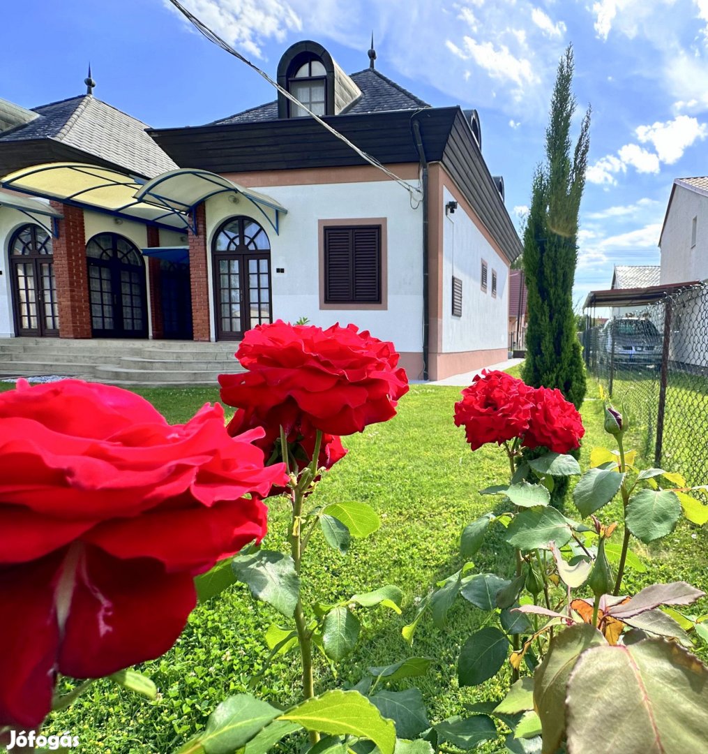 Balatonberényben a VÍZPARTHOZ KÖZEL egy 2x2 szintes NYARALÓ