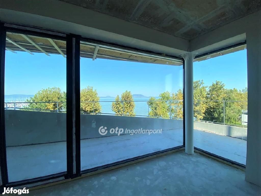 Balatonfenyvesi eladó 33 nm-es lakás