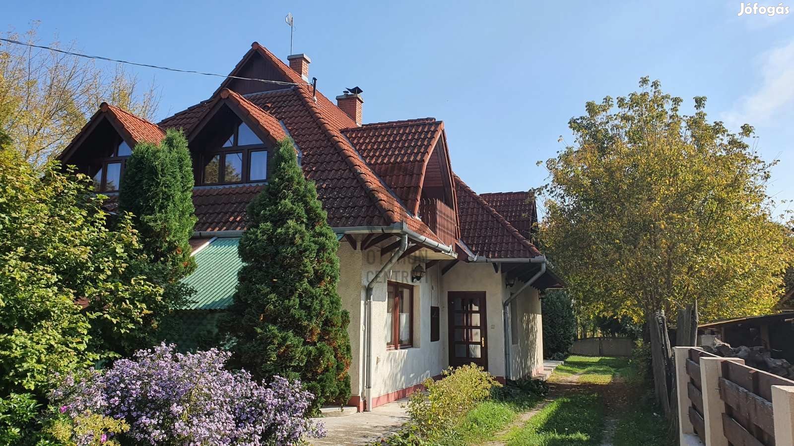 Balatonfenyvesi eladó tégla családi ház