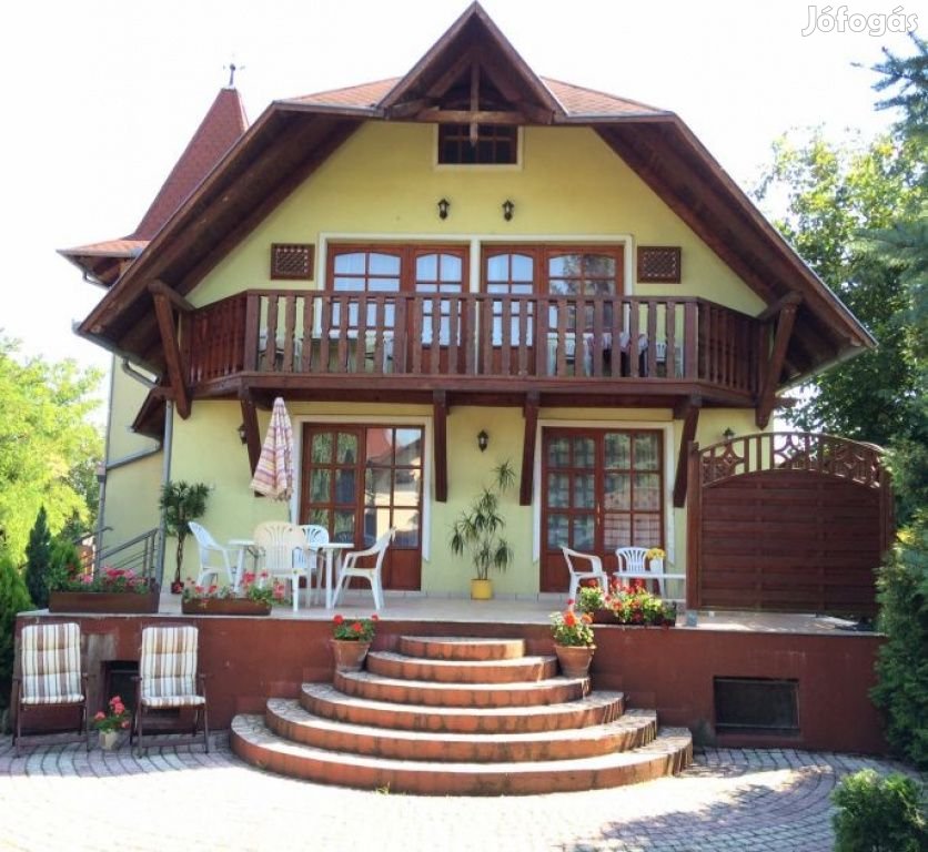 Balatonföldvár, Csendes utcában, 325 m2-es, családi ház, 8 szobás