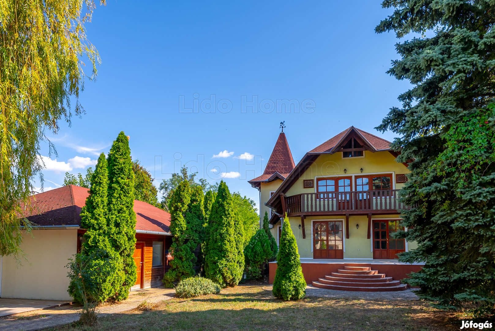 Balatonföldváron, zöldövezetben családi ház eladó!