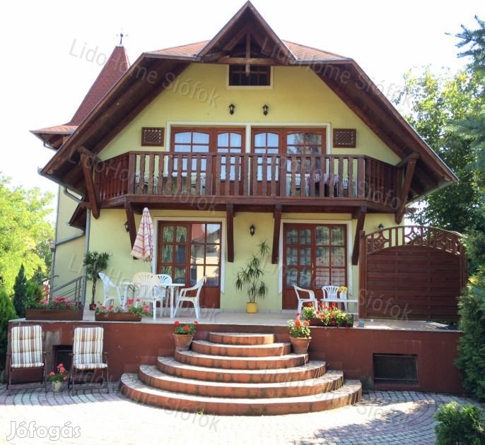 Balatonföldváron, zöldövezetben családi ház eladó!