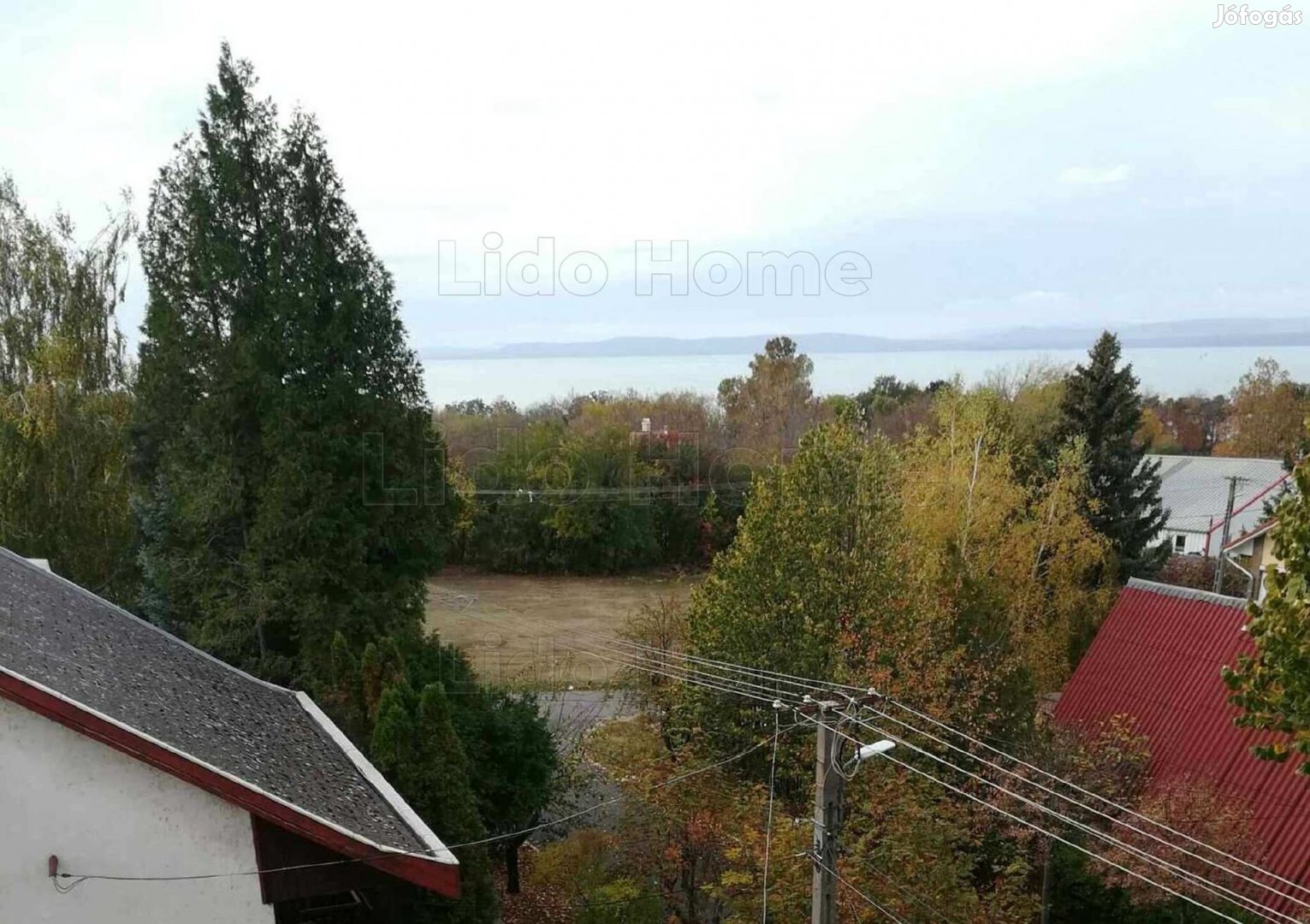 Balatonföldváron családi ház eladó panorámás kilátással.