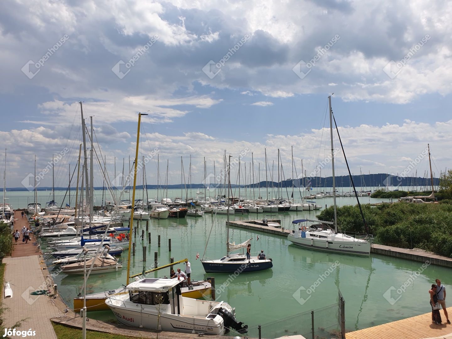 Balatonfüreden a Zákonyi Ferenc utcában, VÍZPARTI LAKÁS eladó!