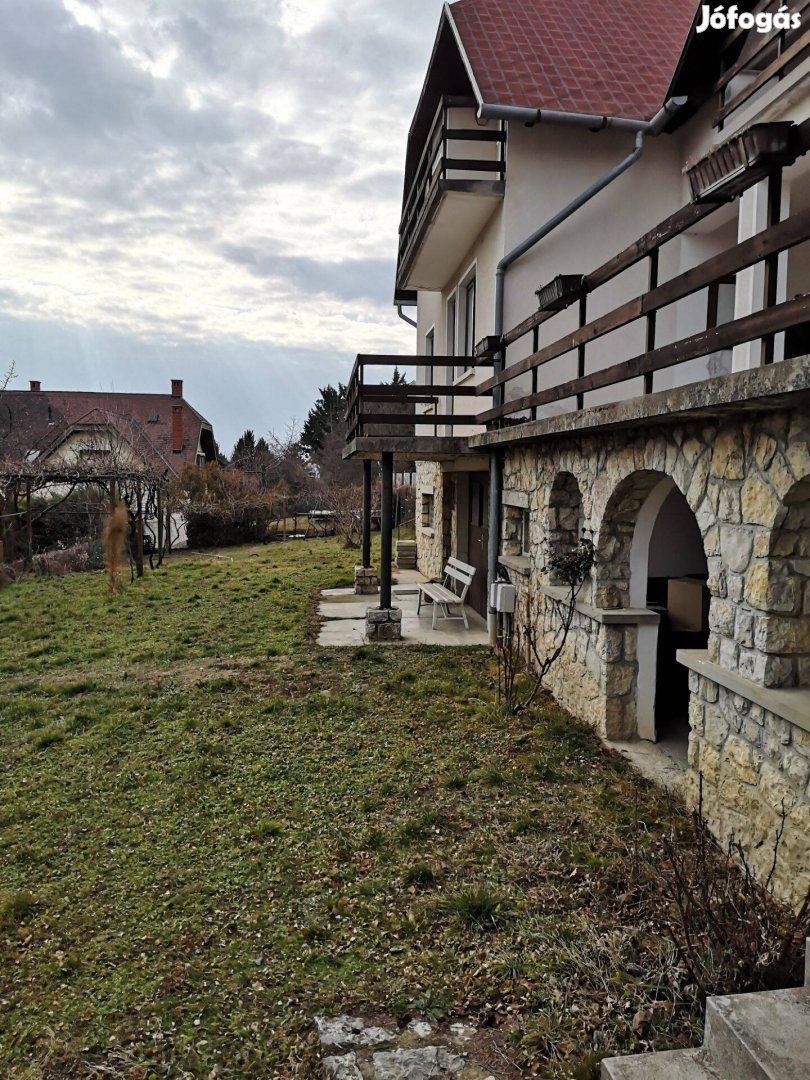 Balatonfüreden eladó örökpanorámás családi ház!