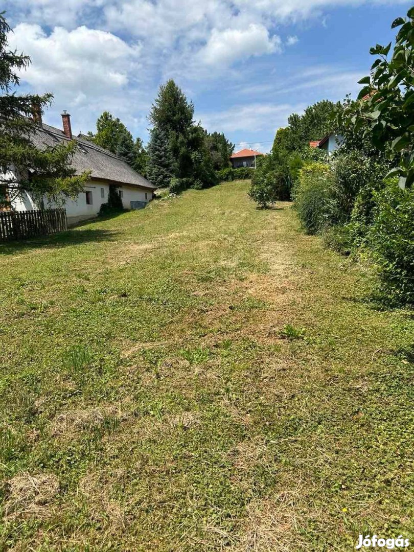 Balatongyöröki csendes utcában telek eladó