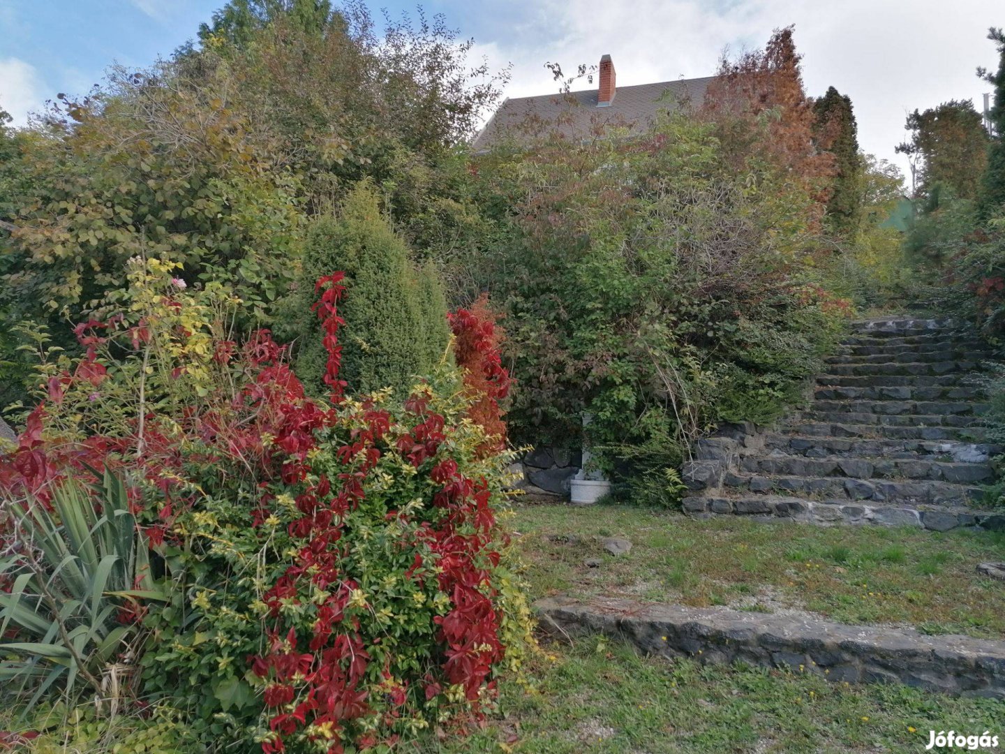 Balatongyörökön panorámás ingatlan két házzal, csodálatos kerttel