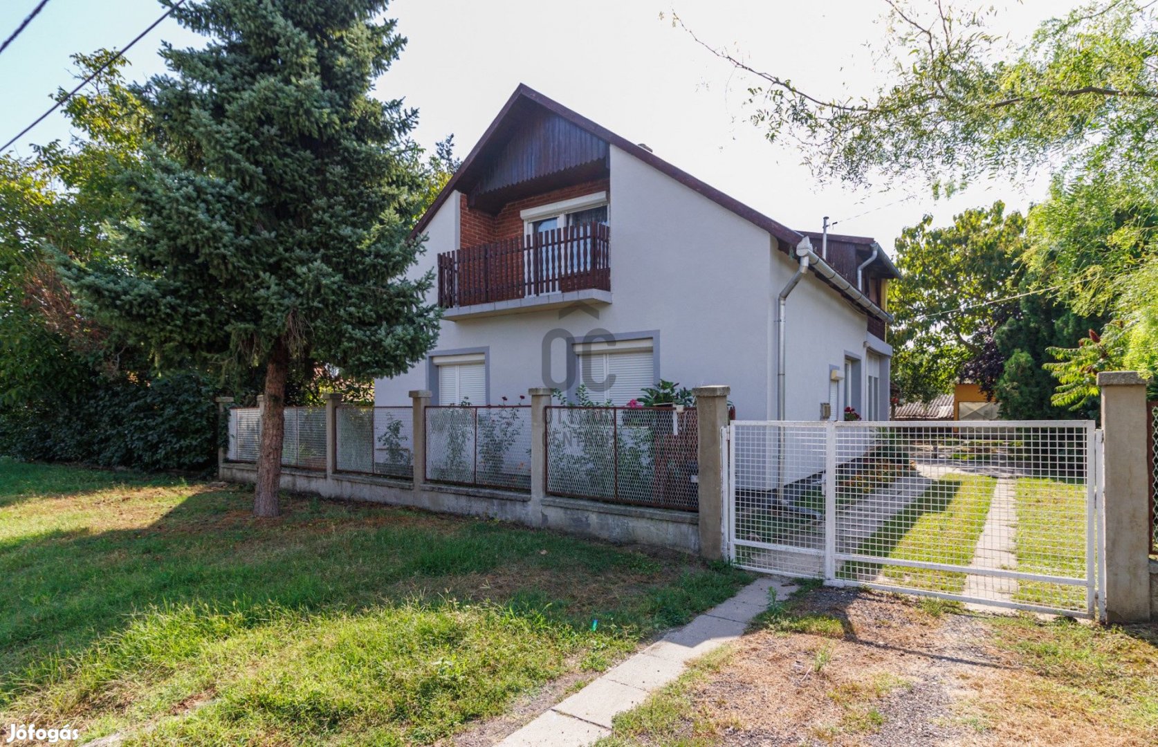 Balatonhoz közel nyugodt környéken családi ház eladó!