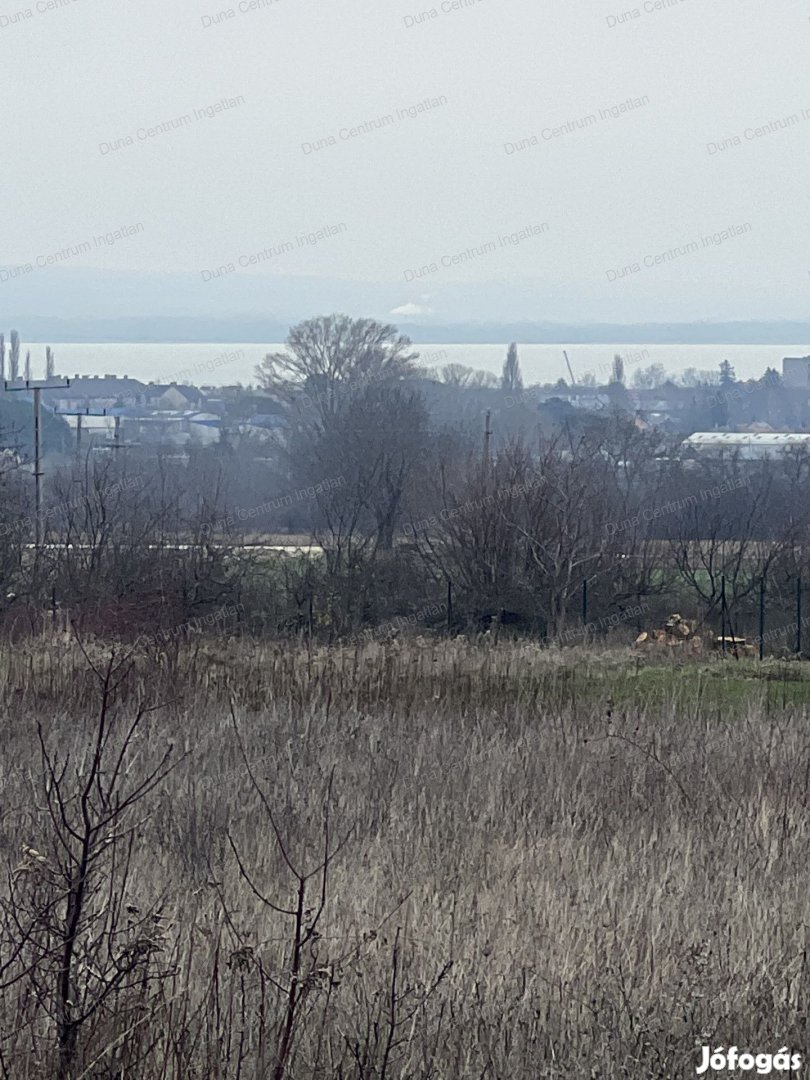 Balatoni panorámás, új parcellázású telek eladó !