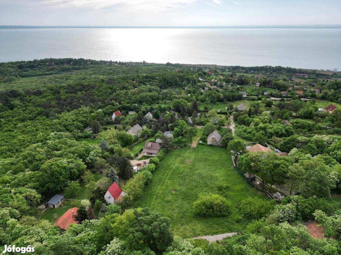 Balatoni panorámás telekegyüttes Alsóörsön