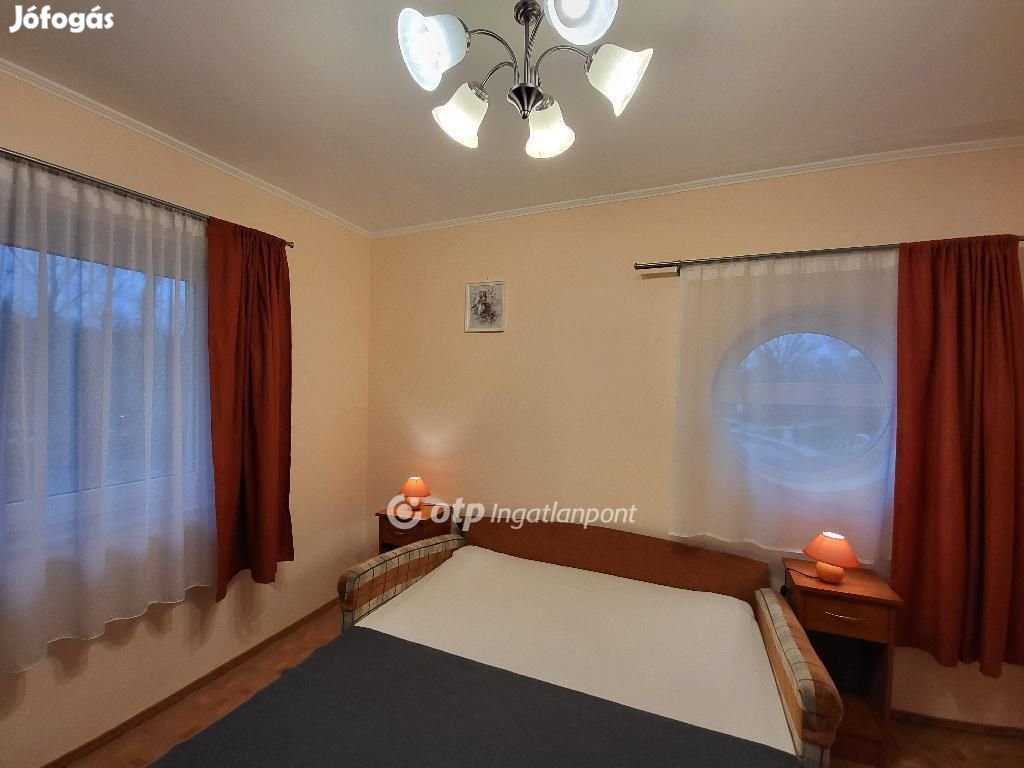 Balatonkenesei eladó 455 nm-es ház