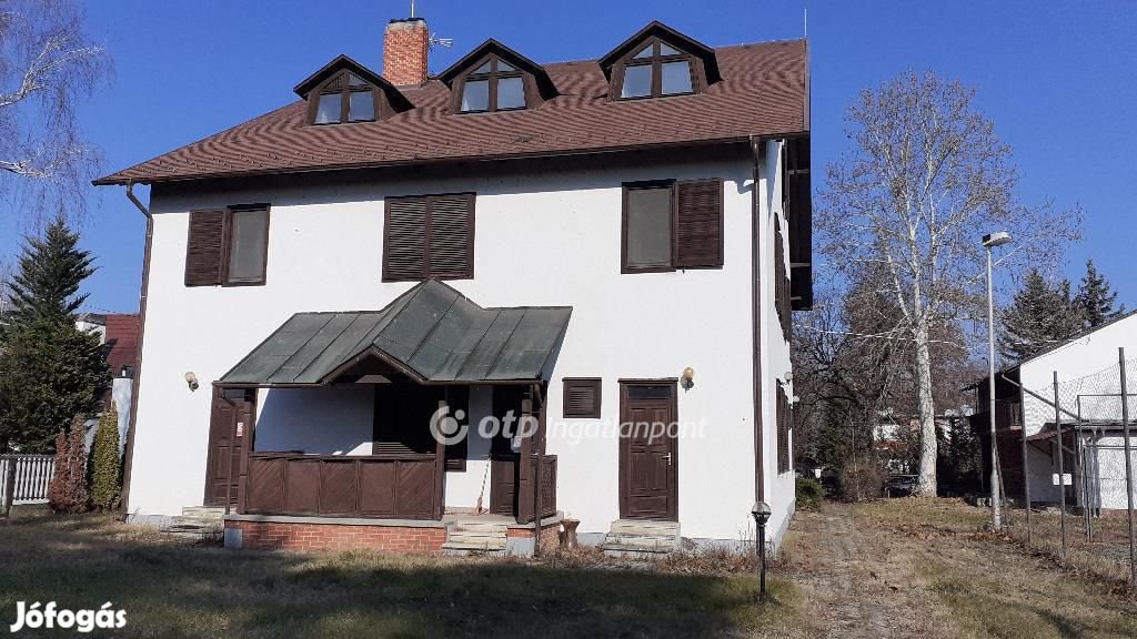 Balatonlellei eladó 650 nm-es ház