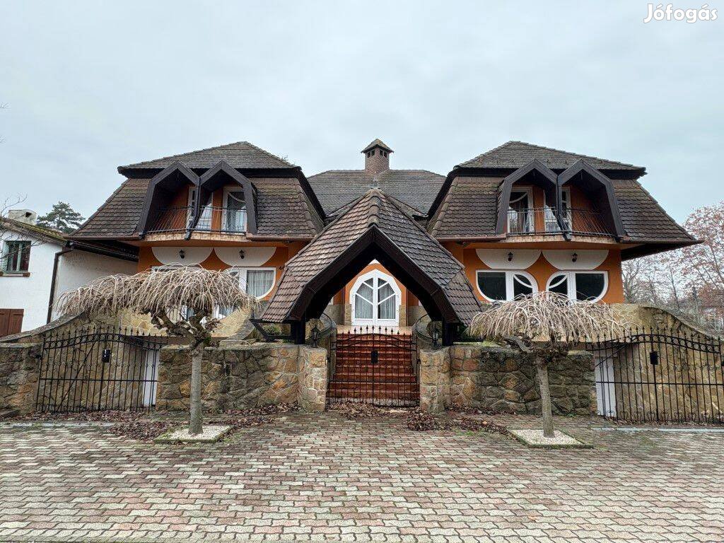 Balatonlellén Tóparti Családi Ház Eladó