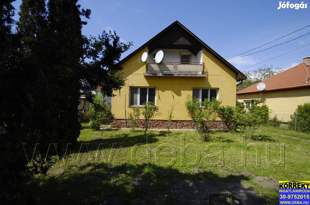 Balatonlellén, 2 szintes, masszív családi ház, melléképülettel
