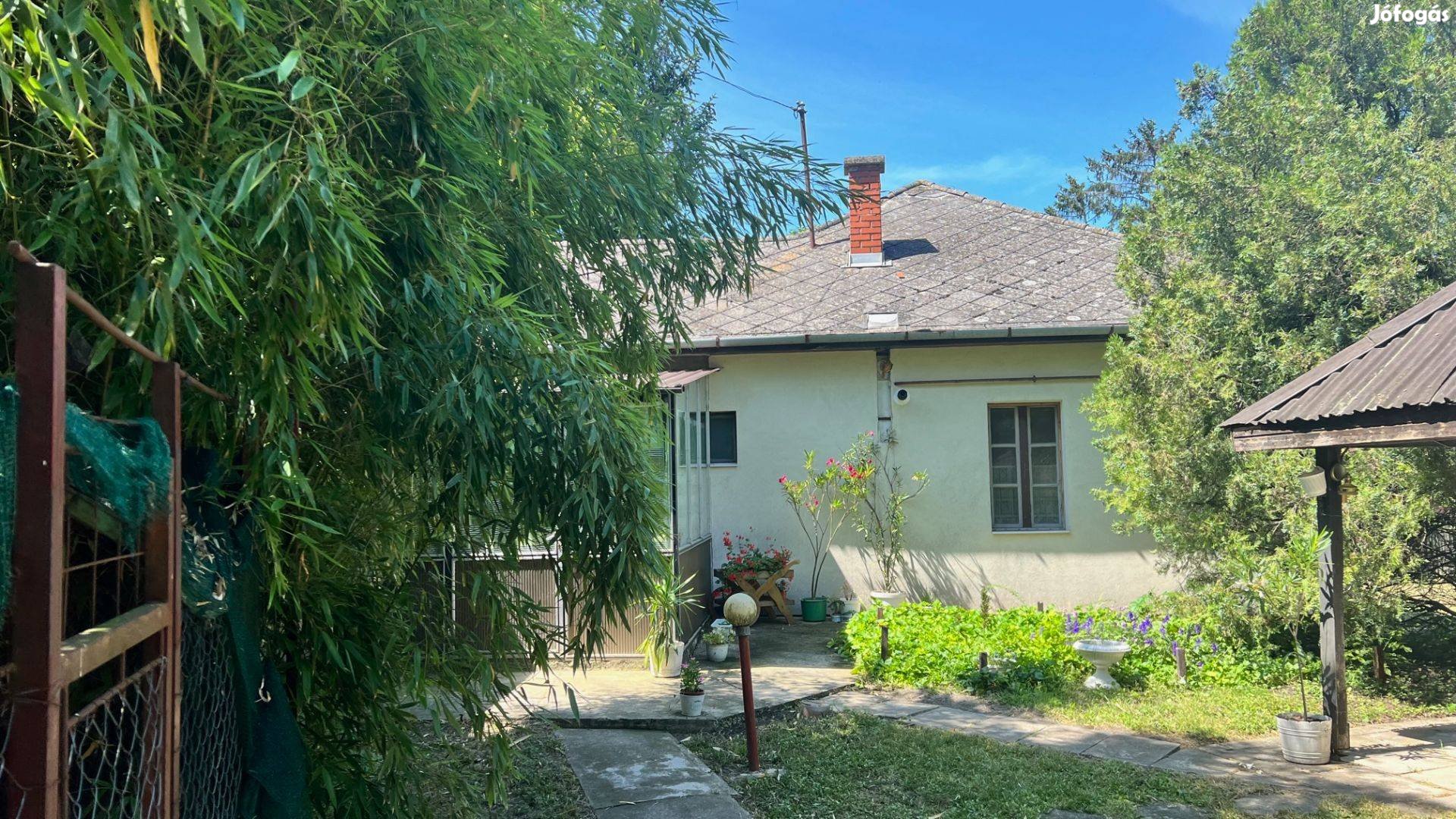 Balatonpart közeli, 3 szobás önálló, téglaépítésű családi ház eladó!