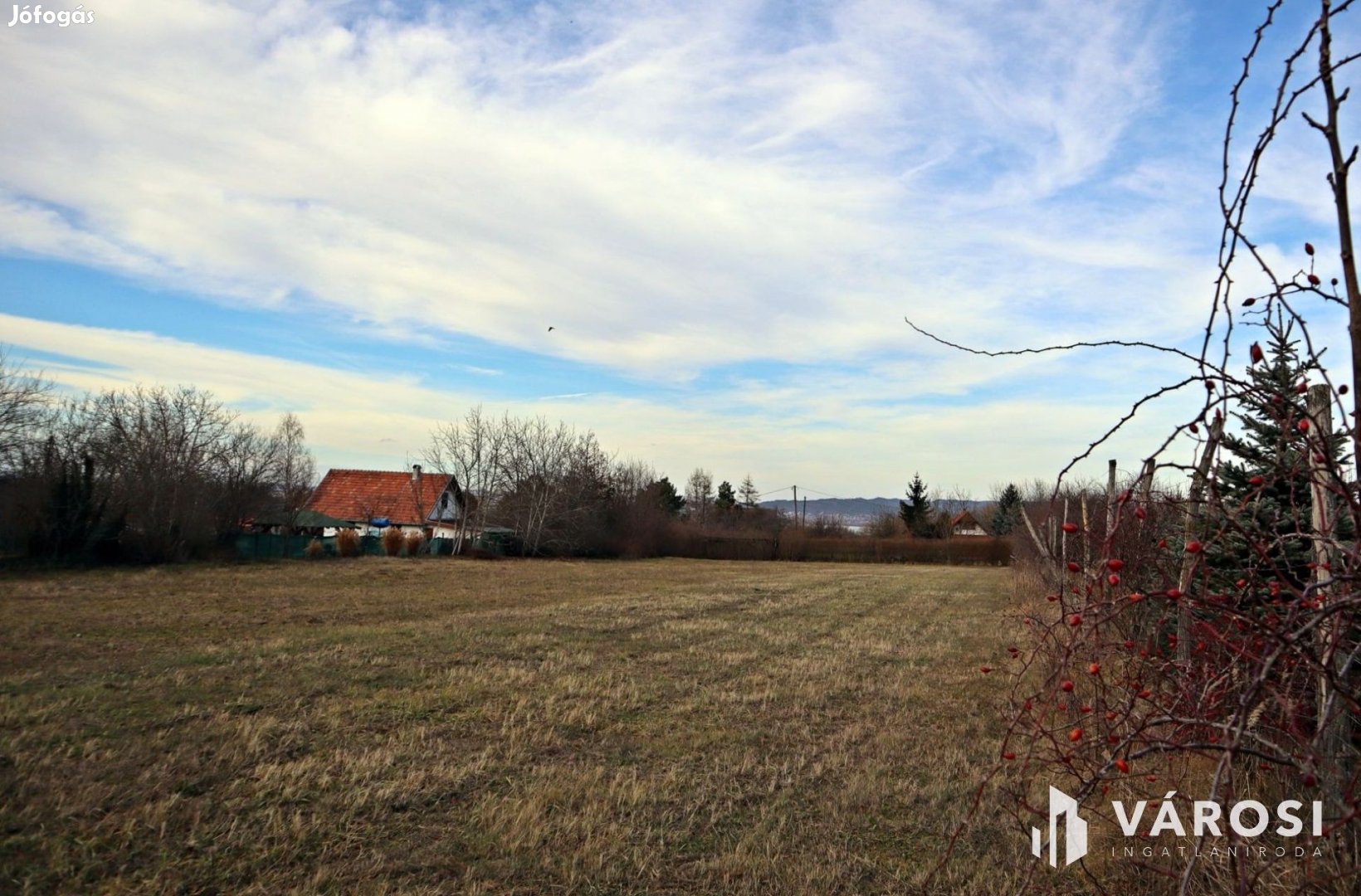 Balatonra részpanorámás zártkert eladó !