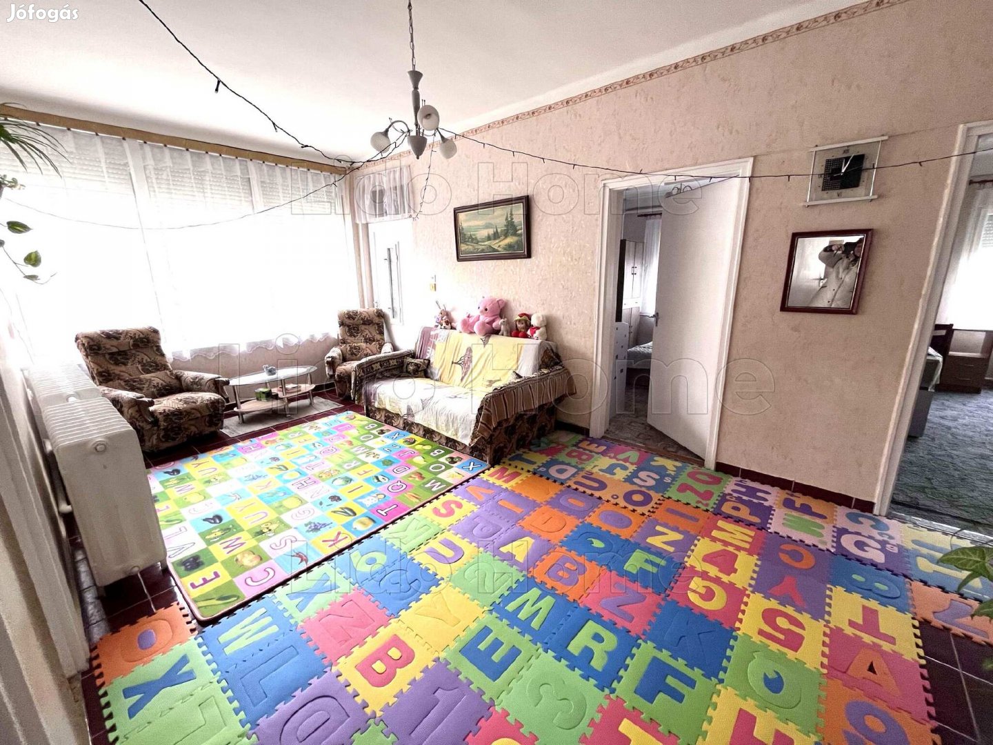 Balatonszabadi központjában 180 m2-es, két generációs, külön