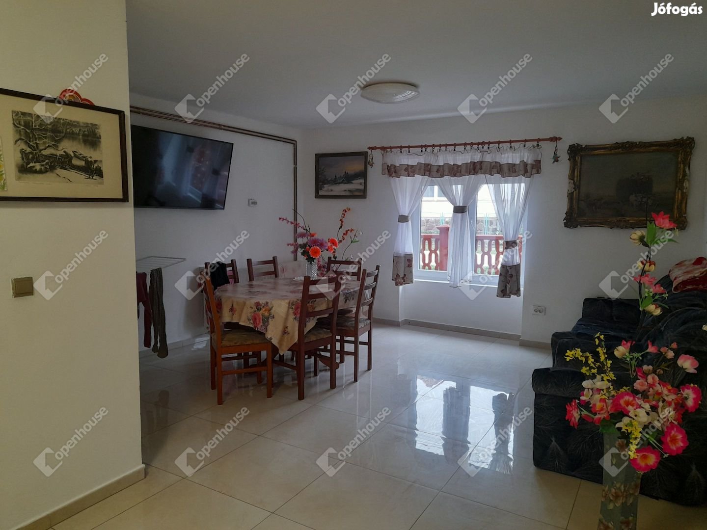 Balatonszabadiban eladó egy felújított, szigetelt családi