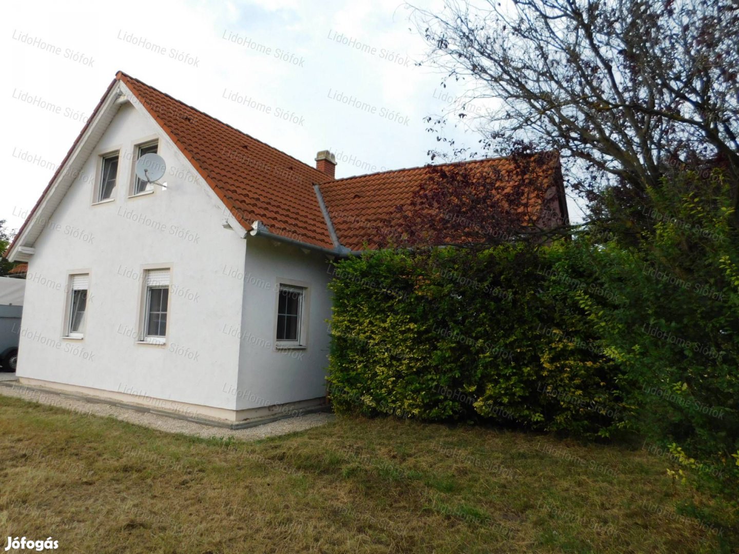 Balatontól 14 km re Mátyásdombon 2 szintes családi ház eladó