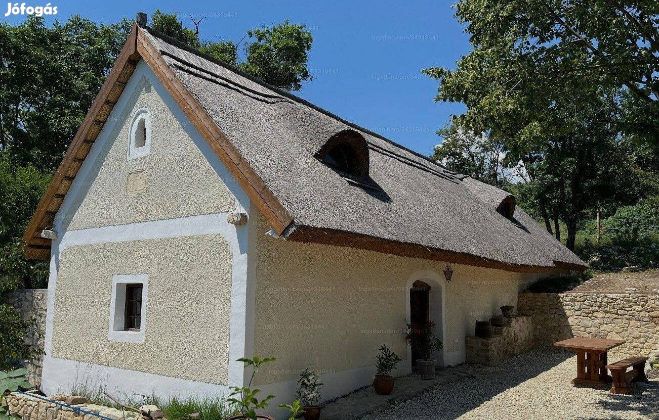 Balatonudvariban panorámás, műemlék présház eladó