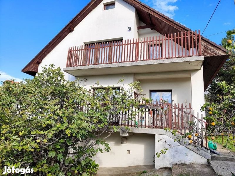 Bálicsi úton eladó egy 3 szintes családi ház!
