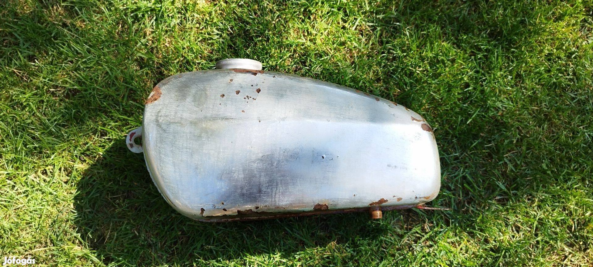 Balkan motorkerékpár benzintank