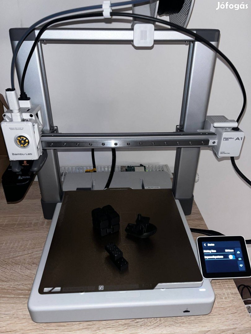 Bambu Lab A1 Újszerű állapot, csak 30 óra használat Extrák!