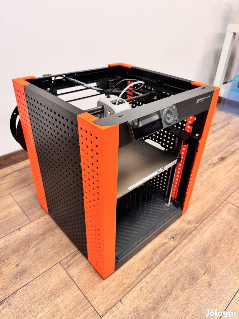 Bambulab P1P 3D nyomtató oldalsó lemezekkel