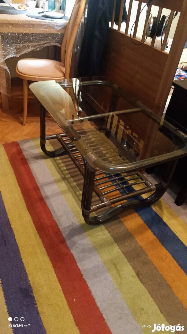 Bambusz asztal zöld üveg lappal. Akár kintre is. 