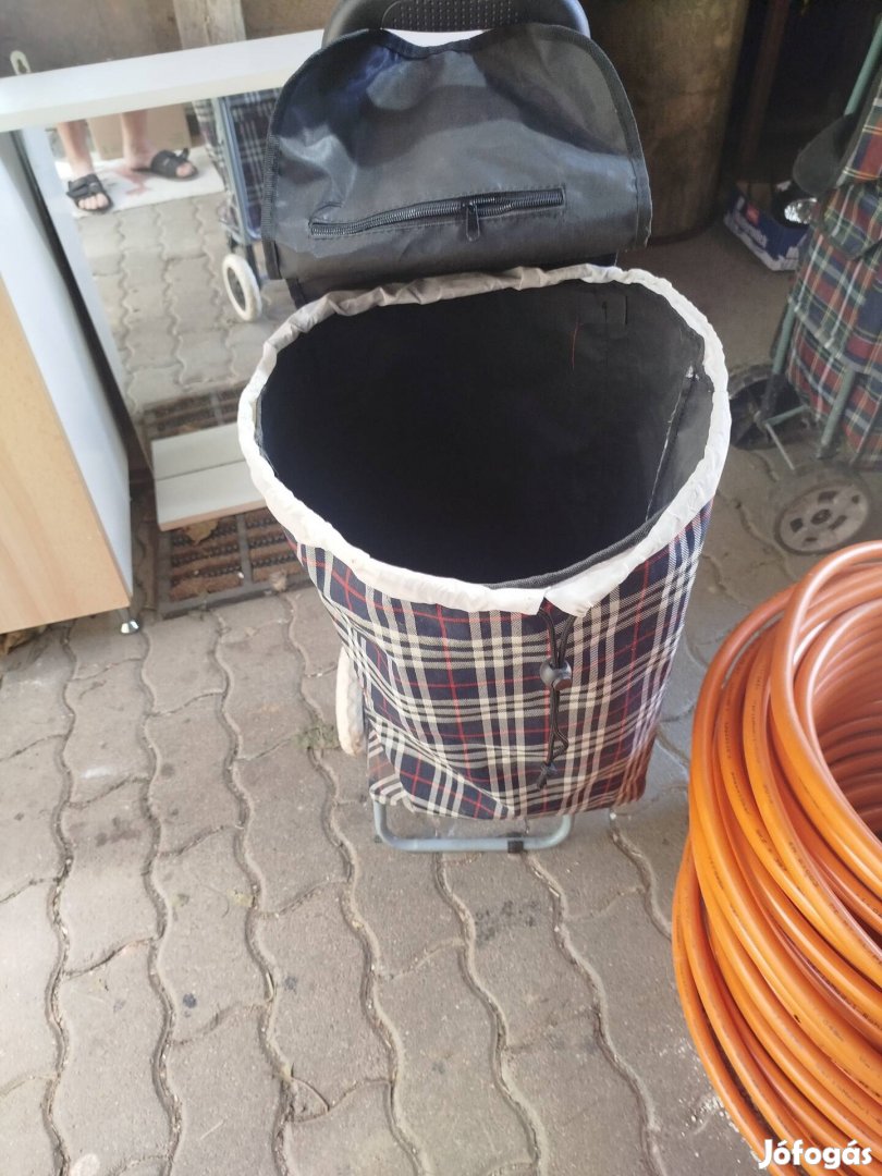 Banyatank, húzós bevásárló kocsi , lehajtható ülőkével.