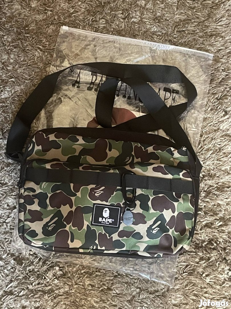 Bape oldaltáska