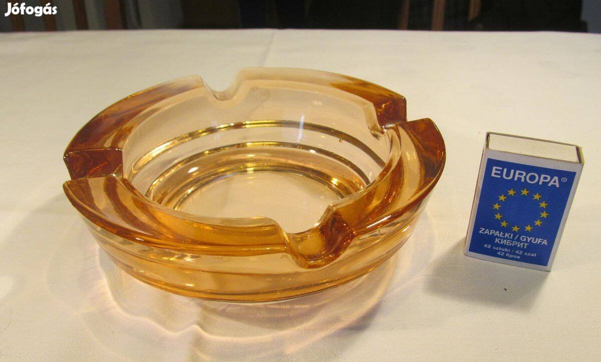 Barack színű ,nagy nehéz hamuzó