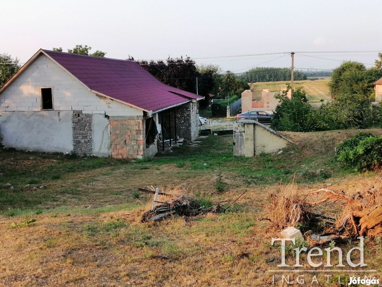 Baracs csendes utcájában, befejezésre váró ház eladó