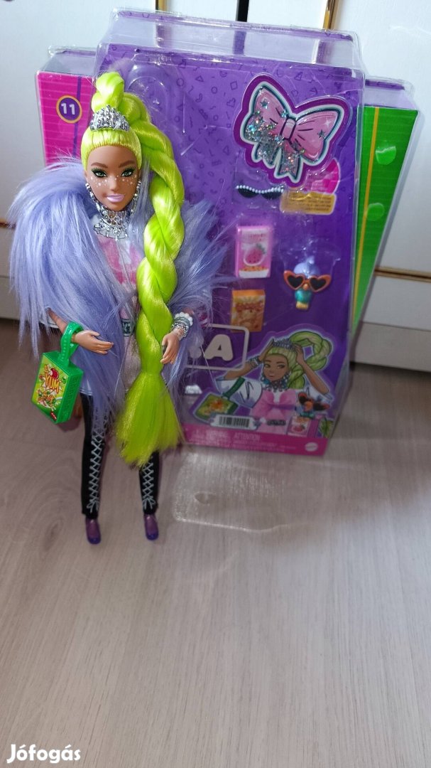 Barbie Extra barbi baba dobozával