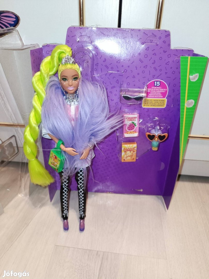 Barbie Extra barbi baba dobozával