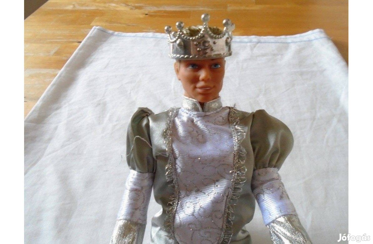 Barbie Ken - fiú baba - ezüst ruhában és koronával - újszerű