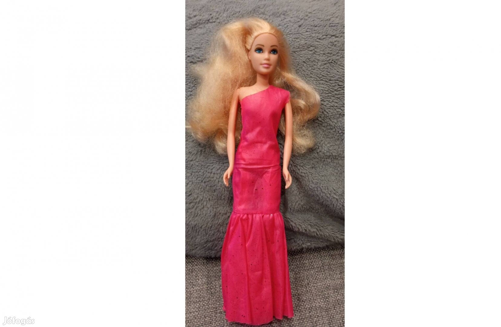 Barbie baba csomag ruhákkal