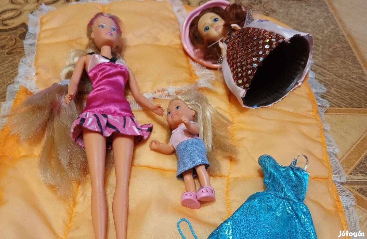 Barbie baba egy gyermek barbie-val és egy muffin babával