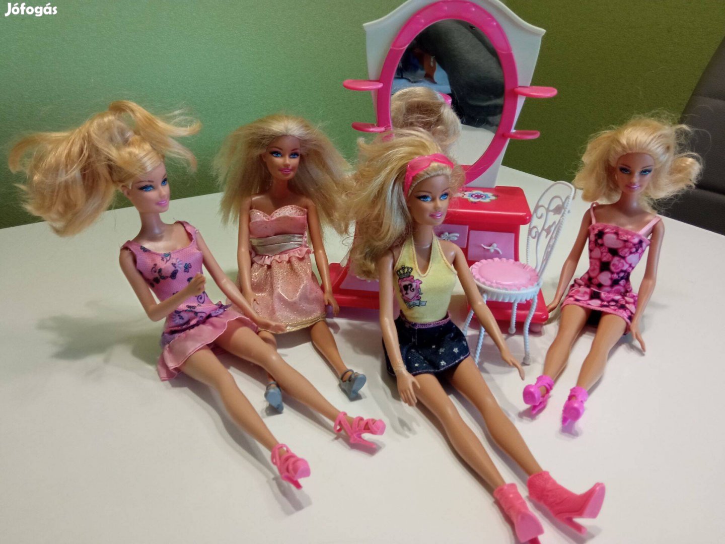 Barbie babák fésülködő asztallal