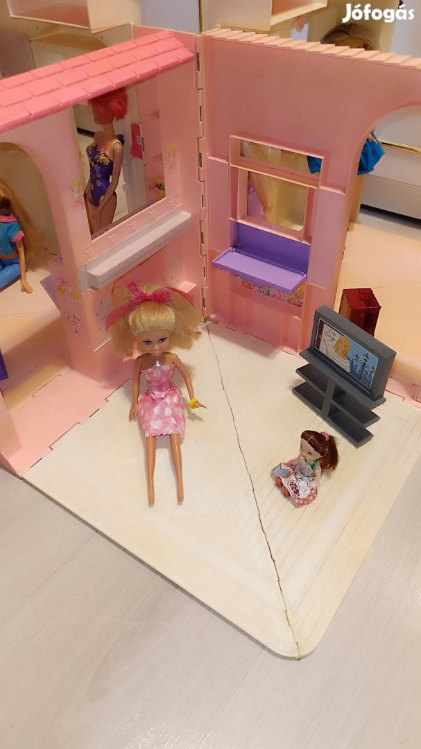 Barbie ház bútorokkal ajándék: barbi babákkal