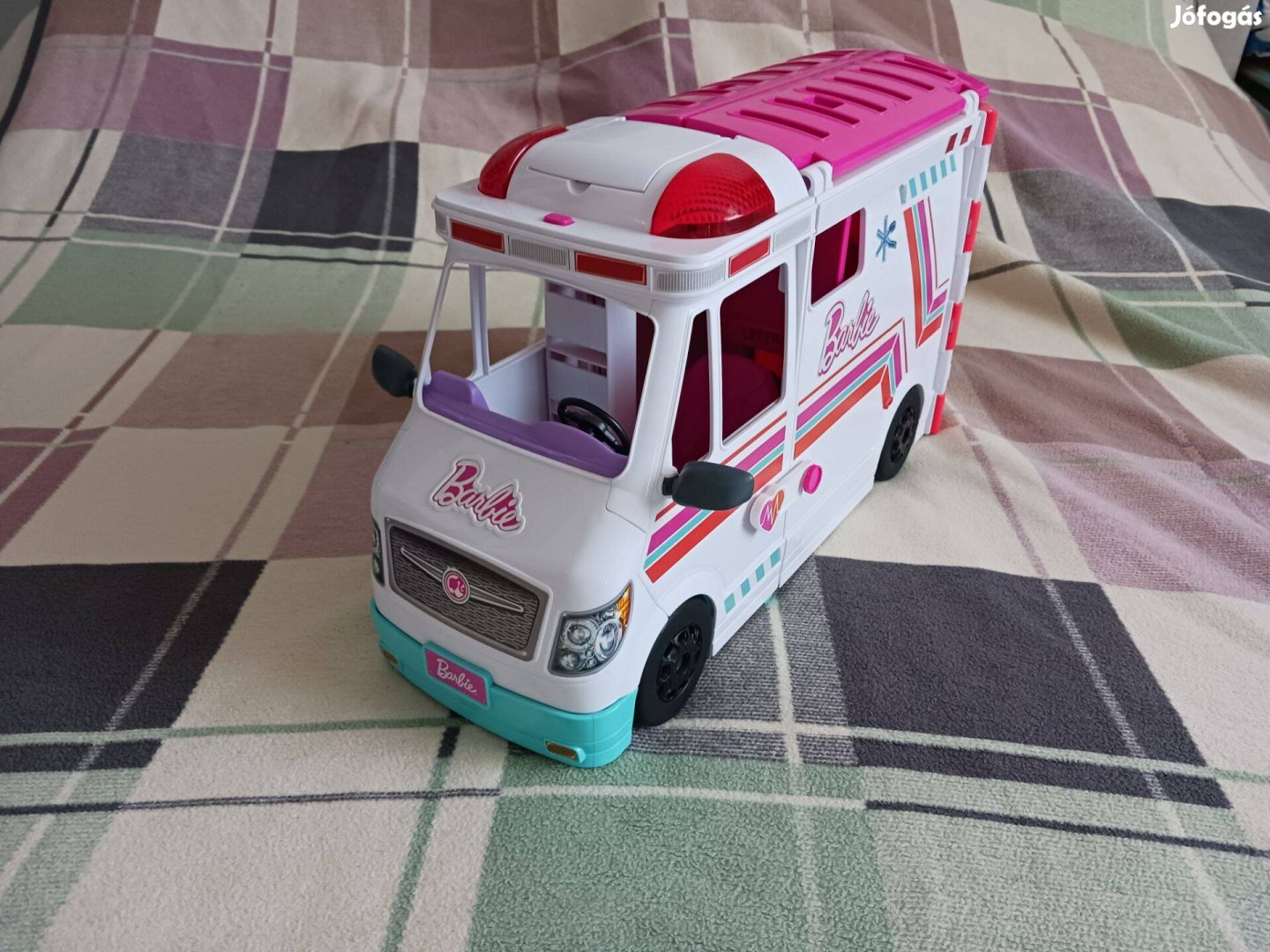 Barbie mentőautó