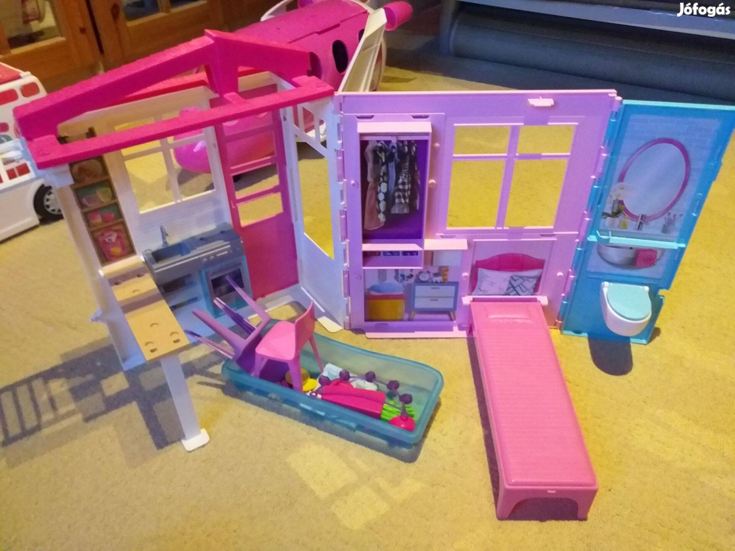 Barbie összecsukható babaház összes tartozékával