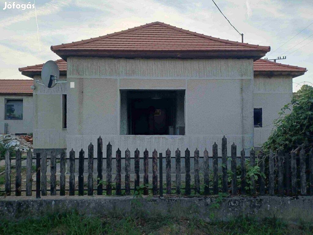 Bárdudvarnokon felújítás-átalakítás alatt lévő 4 szobás