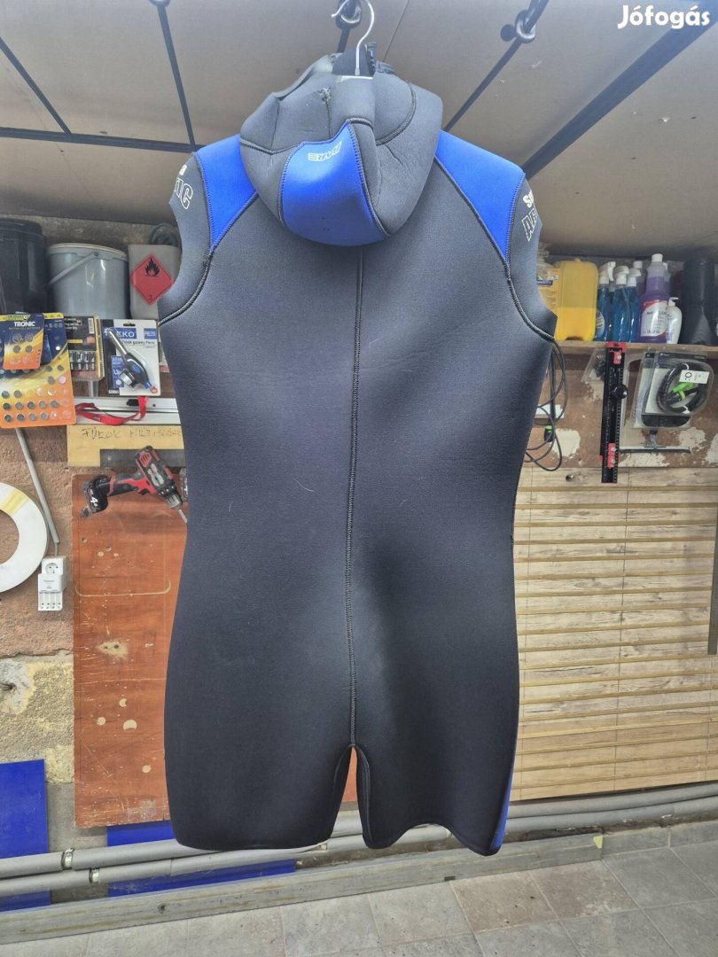 Bare csuklyás shorty