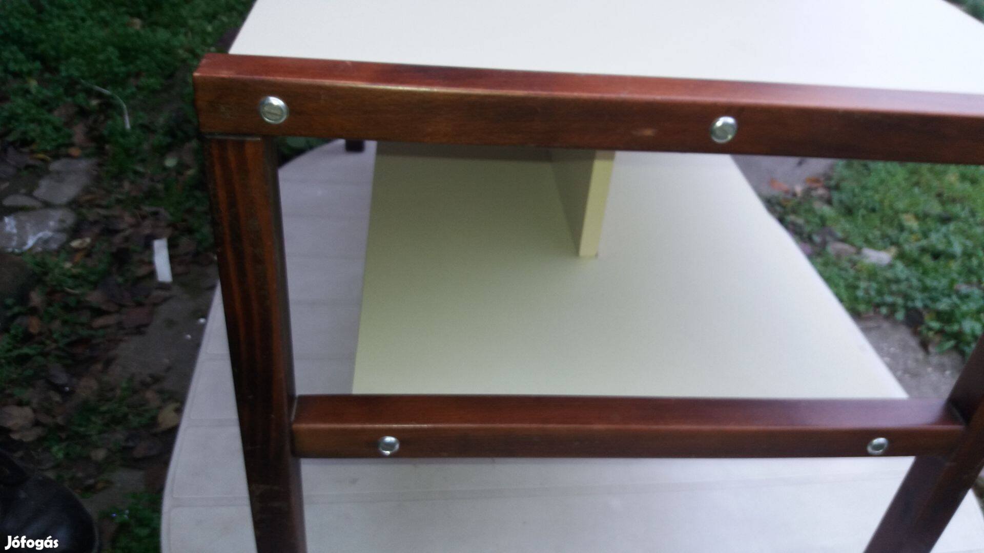 Barna - fehér dohányzóasztal - alsó polccal - eladó kis asztal nappali