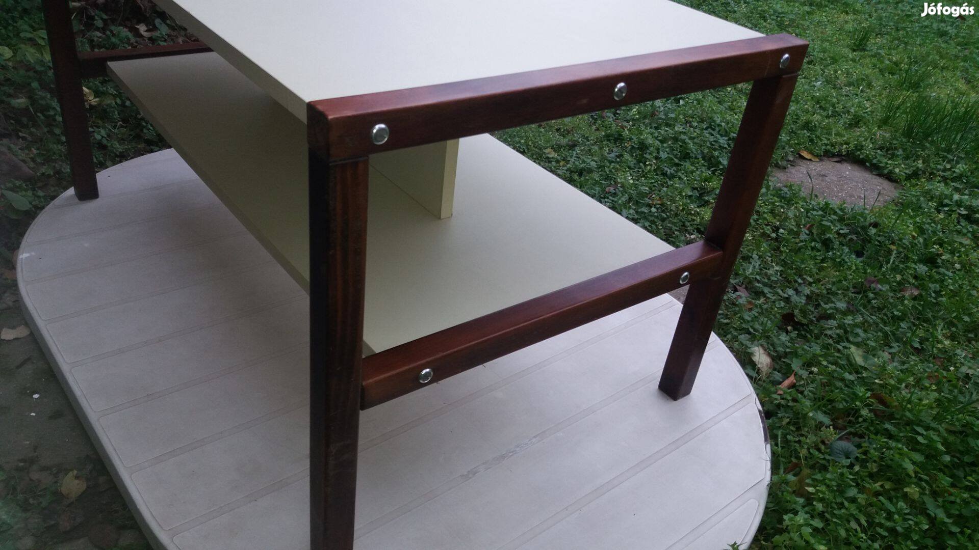 Barna - fehér dohányzóasztal - alsó polccal - eladó kis asztal nappali