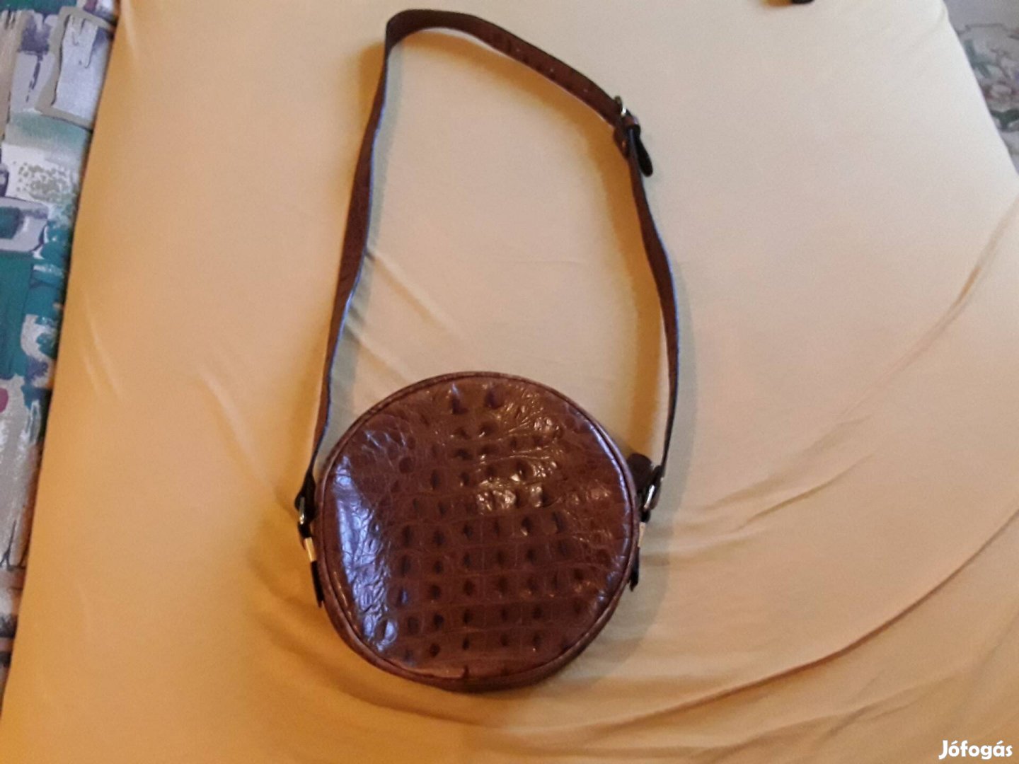 Barna bőr kör alakú táska