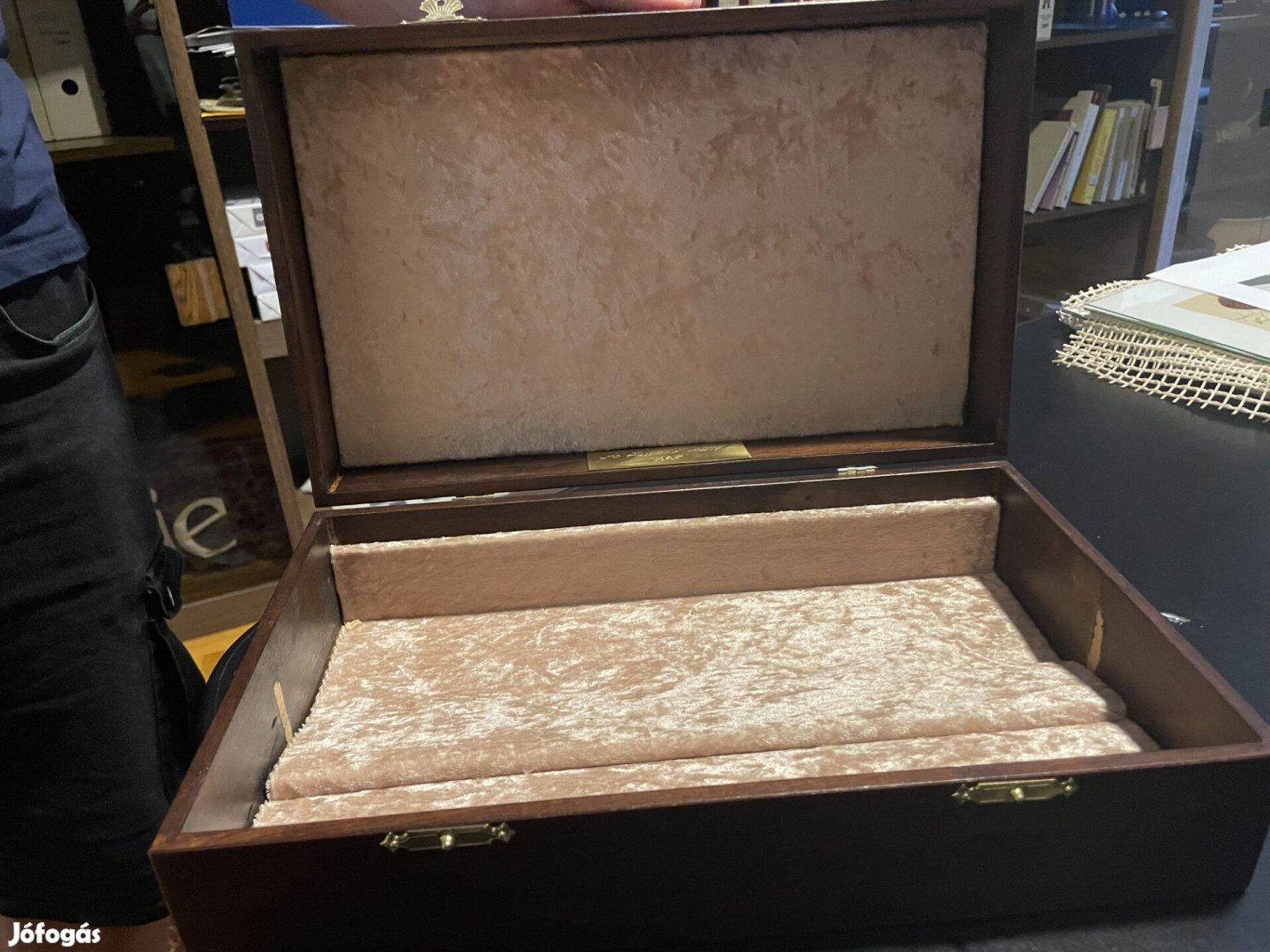 Barna gyönyörű fából készült díszdoboz 40x25 cm